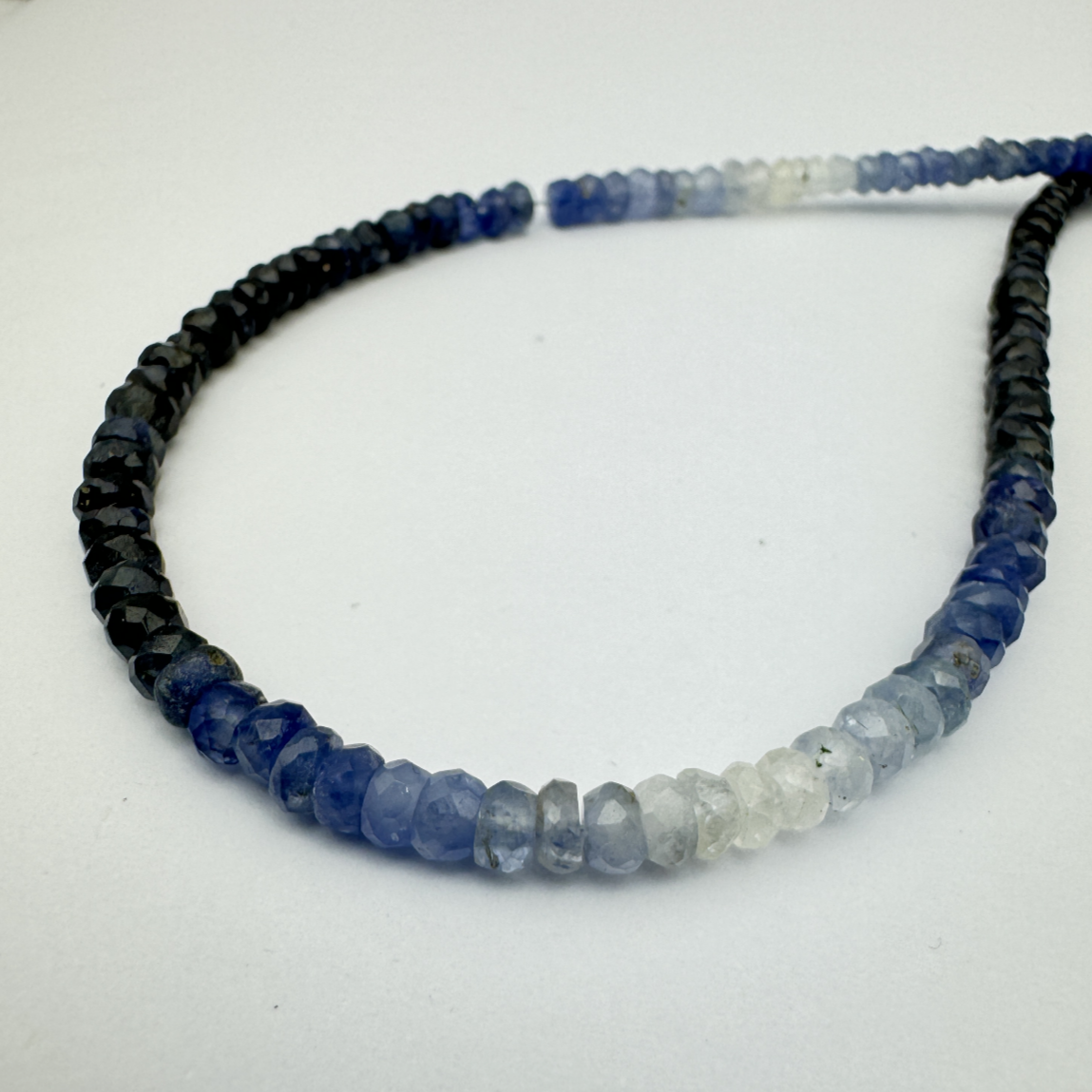 Zarte Saphirperlen facettiert mit Farbverlauf dunkelblau - hellblau 59,09cts,