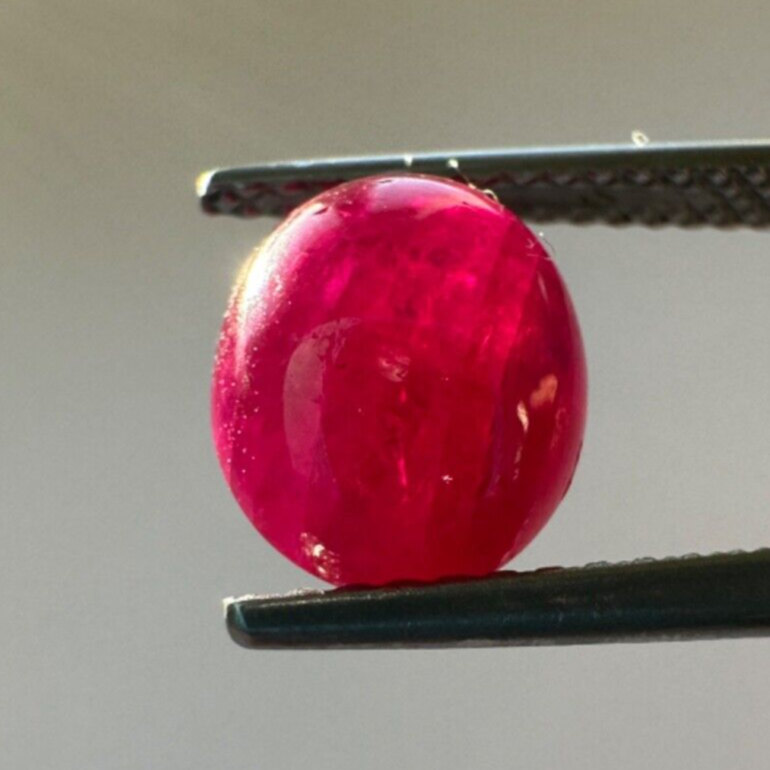 Sehr schöner Rubin Cabochon 8,98mm x 7,19mm 3,0cts