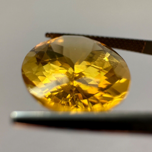 Warmer, lebendiger Citrin 18,12 mm x 12,64 mm 10,20 ct
