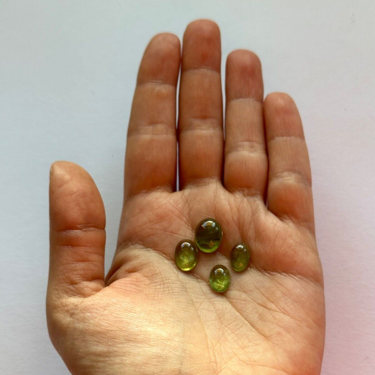 Peridot Cabochon in verschiedenen Größen und Formen 5 Stück im Set