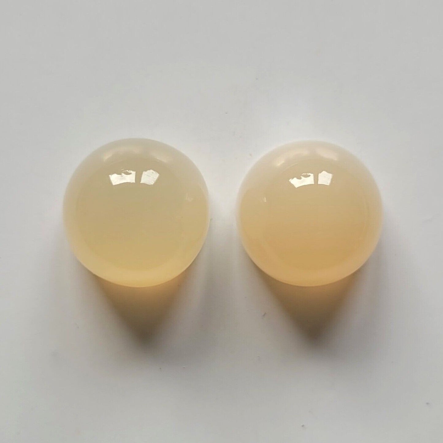 Moonstone Round Cabochon Shiny Gemstones 15 mm 13,10/13,76 Carat Beautiful Pair