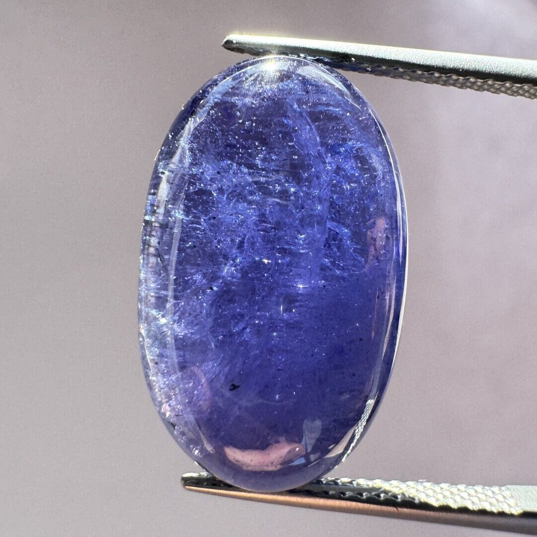 Breath taking Intense Blue Tanzanian Gemstone 21,8mm x 17,9mm 21,14cts