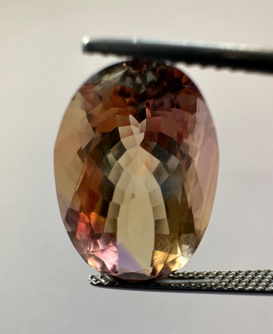 Ametrin repräsentiert die pure Vielfalt und Schönheit der Natur 16,8 mm x 11,2 mm 9,01 ct