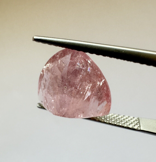 Leuchtend rosa Turmalin im Trillionschliff 12,3mm x 12,33mm 6,33cts