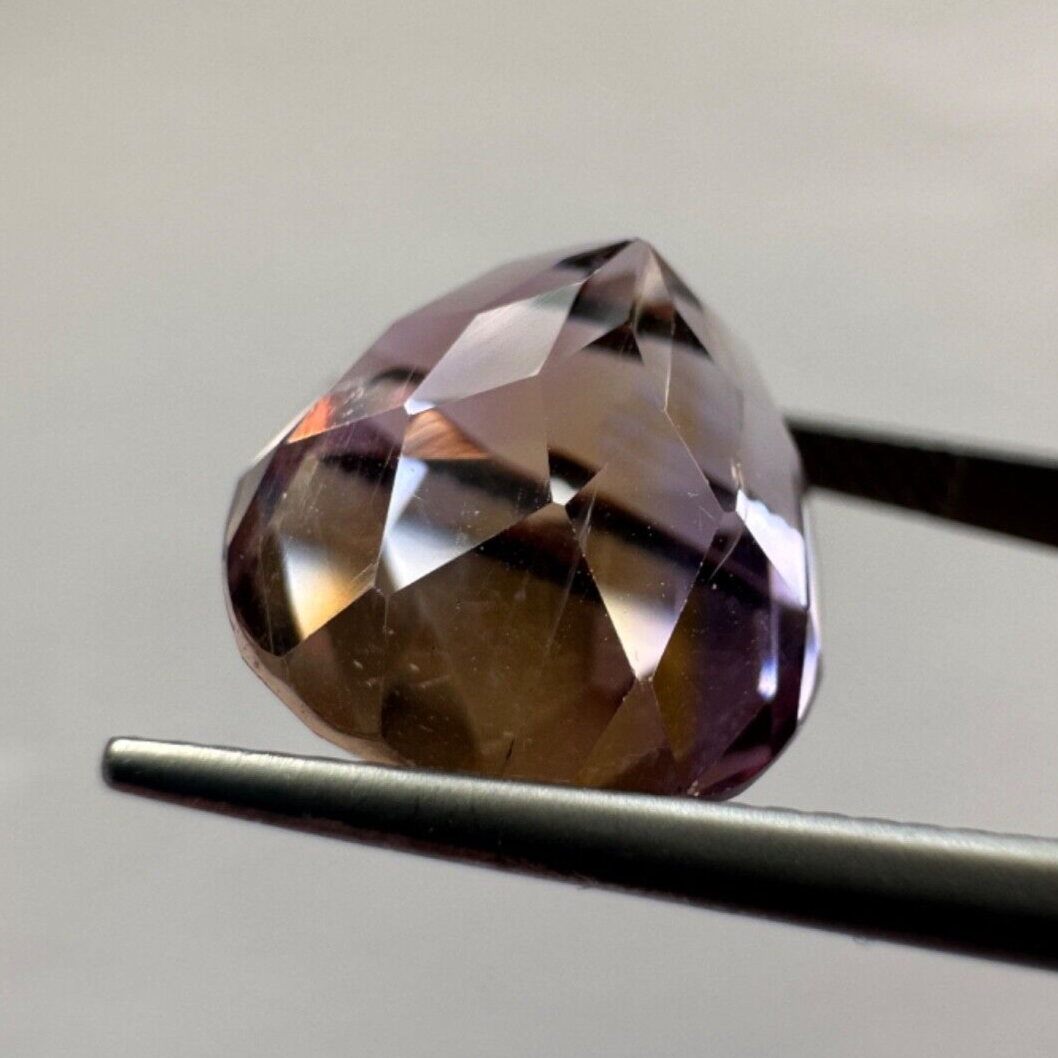 Wonderful Two-tone Ametrine 1. 16,2mm x 14,1mm 13,85cts