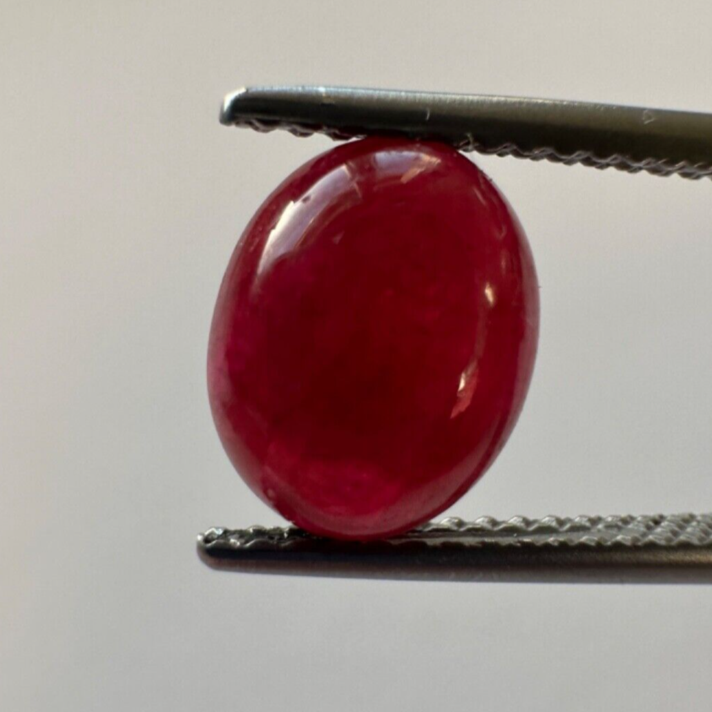Sehr schöner Rubin Cabochon 8,98mm x 7,19mm 3,0cts