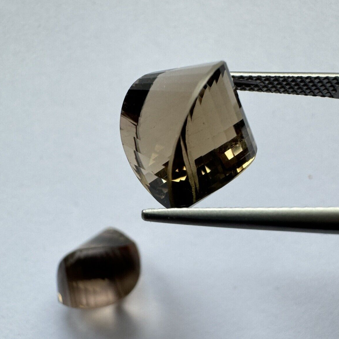 Multifaceted Smoky Quartz Pair in Fancy Cut 15,40mm x 12,23mm 21,14cts