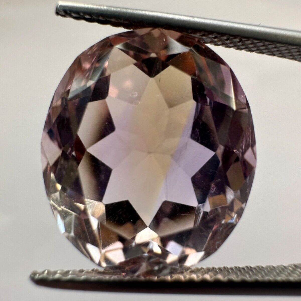 Wonderful Two-tone Ametrine 1. 16,2mm x 14,1mm 13,85cts