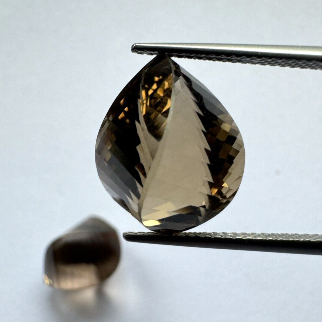 Multifaceted Smoky Quartz Pair in Fancy Cut 15,40mm x 12,23mm 21,14cts
