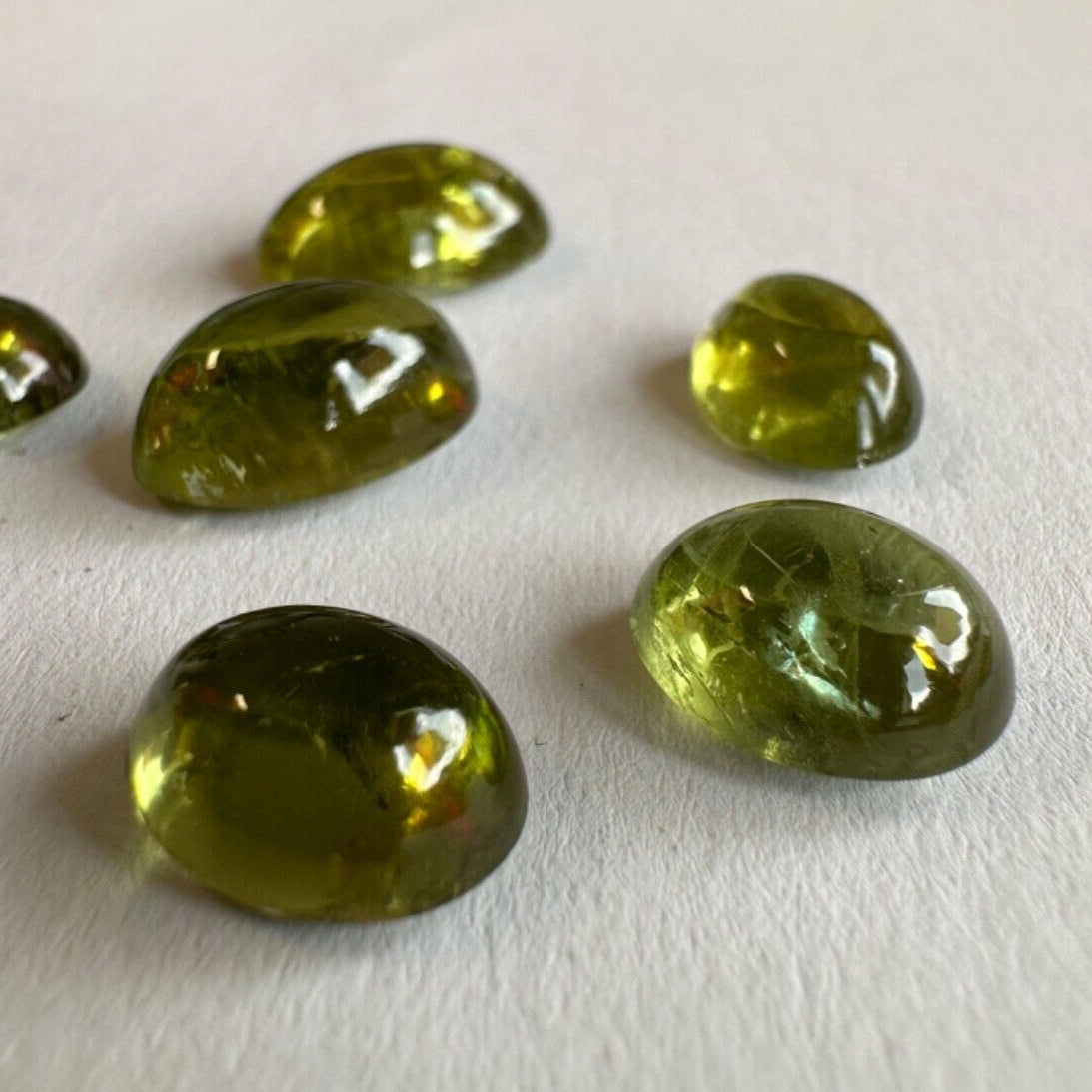 Peridot Cabochon in verschiedenen Größen und Formen 5 Stück im Set