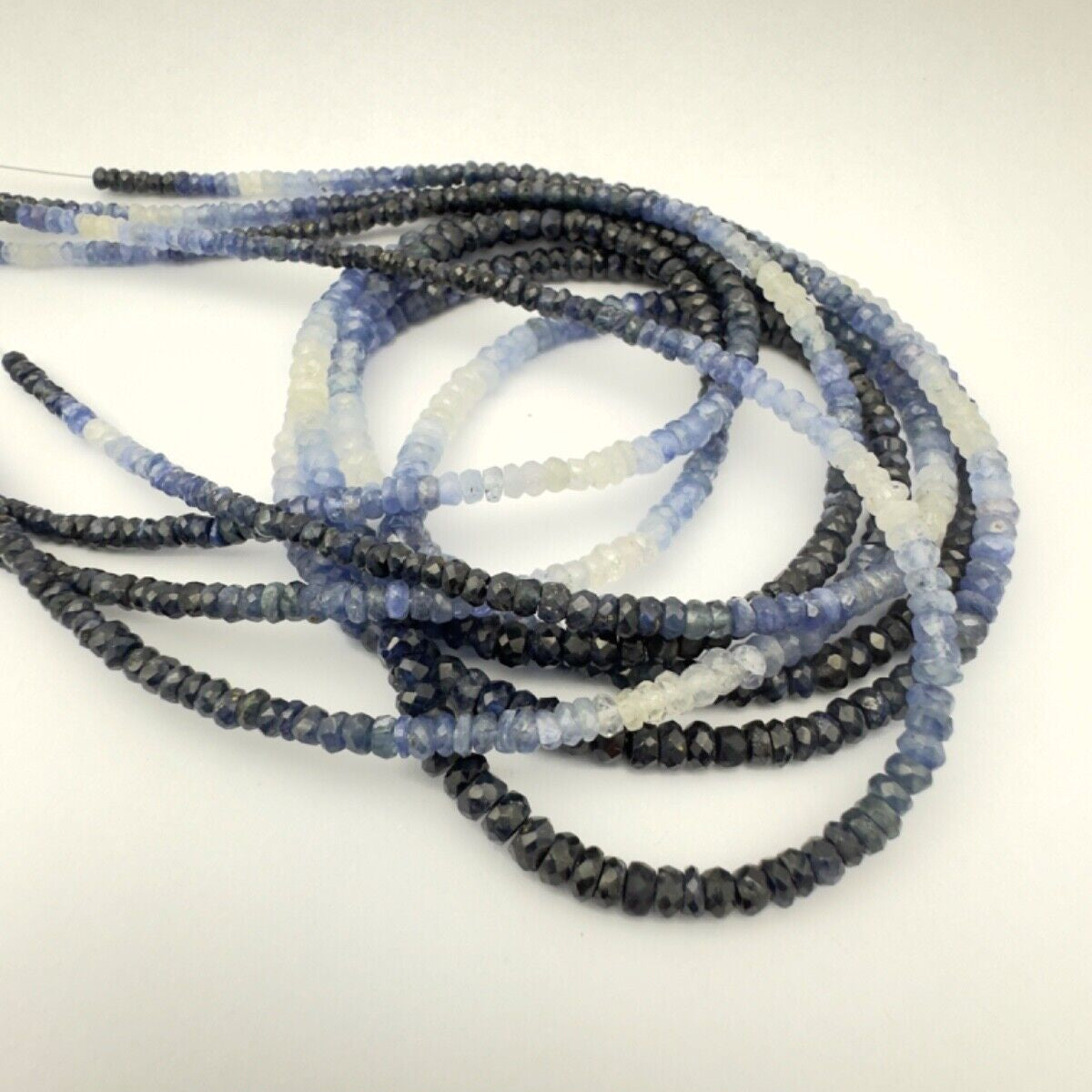 Zarte Saphirperlen facettiert mit Farbverlauf dunkelblau - hellblau 59,09cts,