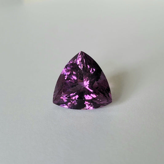 Amethyst, lila, Trillionschliff, facettiert, sehr schöner Stein, 17 x 17 mm, 15,88 Karat