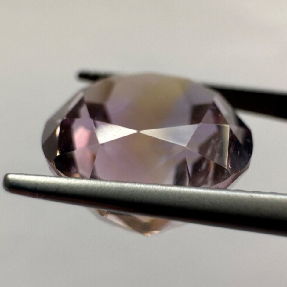 Wonderful Two-tone Ametrine 1. 16,2mm x 14,1mm 13,85cts
