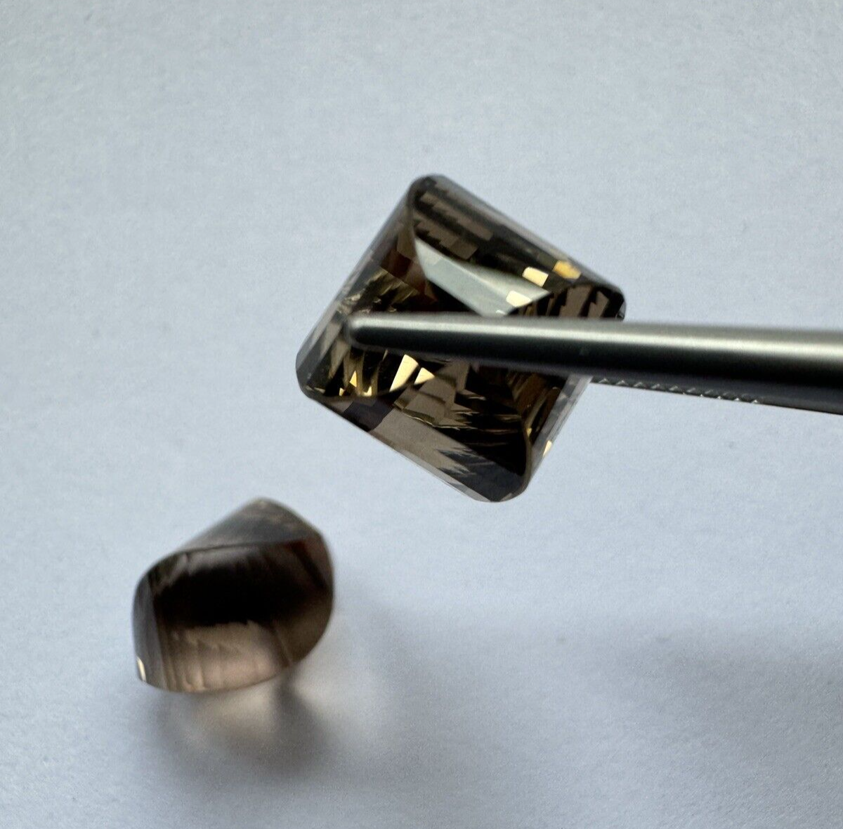 Multifaceted Smoky Quartz Pair in Fancy Cut 15,40mm x 12,23mm 21,14cts