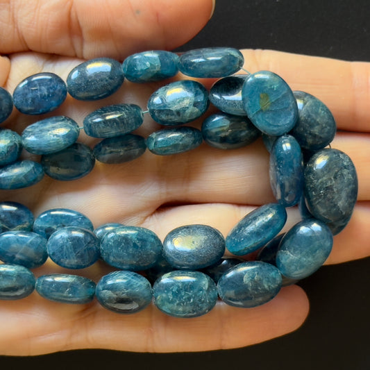 Polierte ovale Apatitperlen, natürlich mit tiefblauen Farbtönen