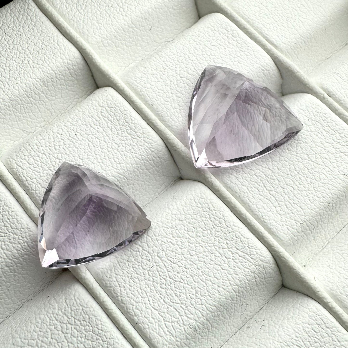 Amethyst facettiert wunderschöner Trillionschliff mit Auswahl