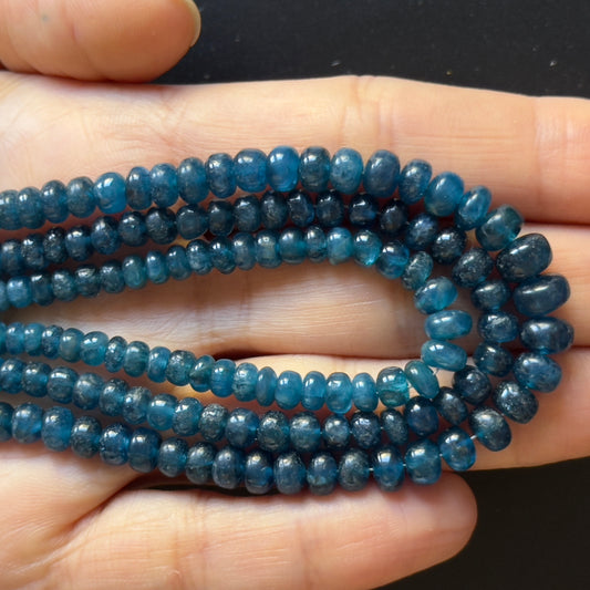 Atemberaubende handgeschliffene Apatit-Rondelle-Perlen mit satten, tiefblauen Tönen