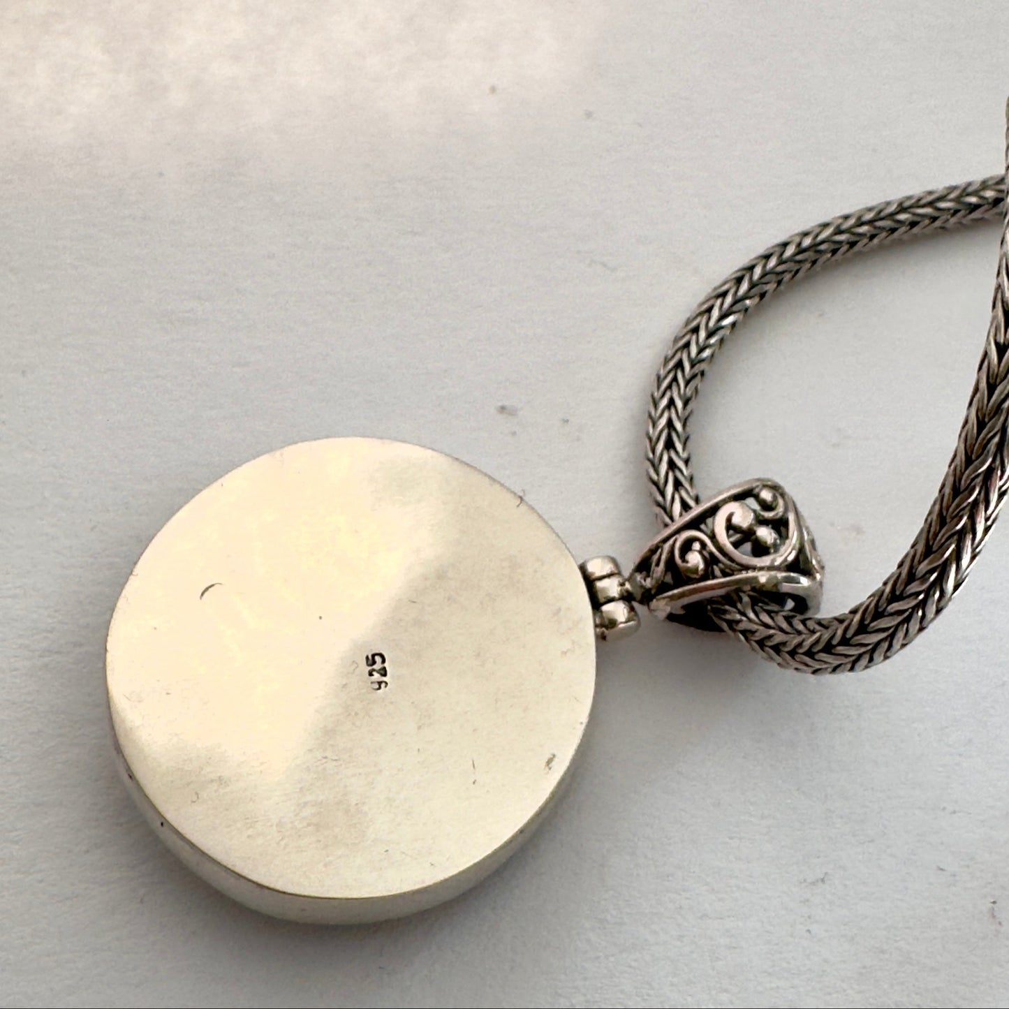 Handgefertigter Anhänger aus Sterlingsilber mit balinisierter Handwerkskunst, 4,5 cm