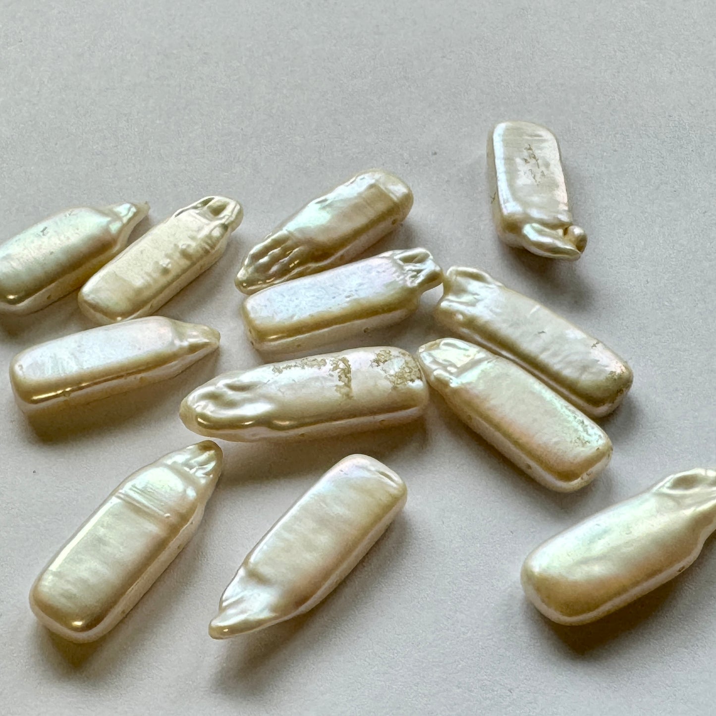 5 Pieces Beautiful Rare Elaborate White Long Pearls With 2 Holes For Jewellery