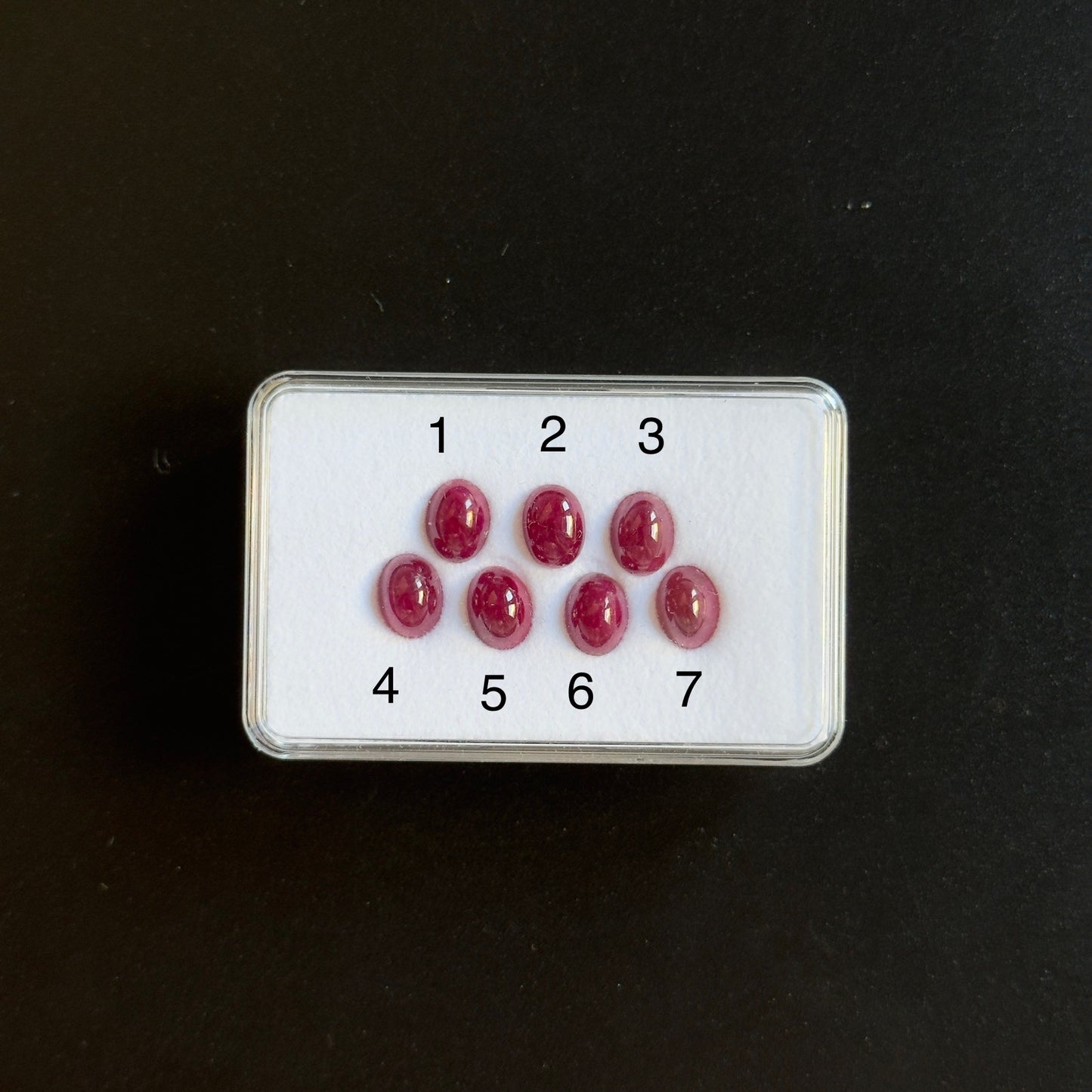 Faszinierender ovaler Rubin-Cabochon in dunklem Rot