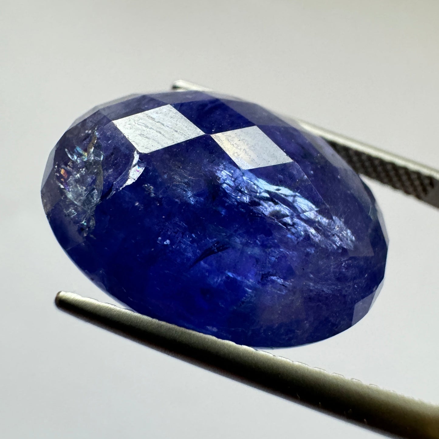 Tintenblauer Tansanit, ovaler Cabochon, facettiert, 19,3 mm x 14,2 mm, 20,75 ct