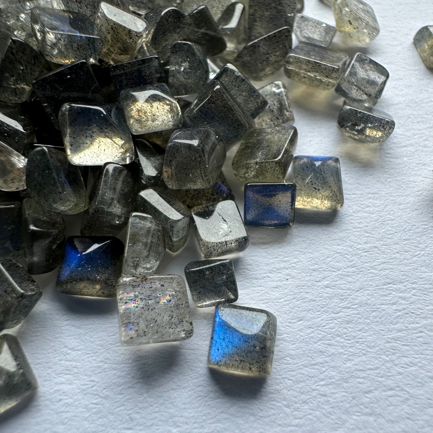 Labradorit, quadratischer Cabochon, glänzende blaue Opaleszenz, 29 g pro Beutel