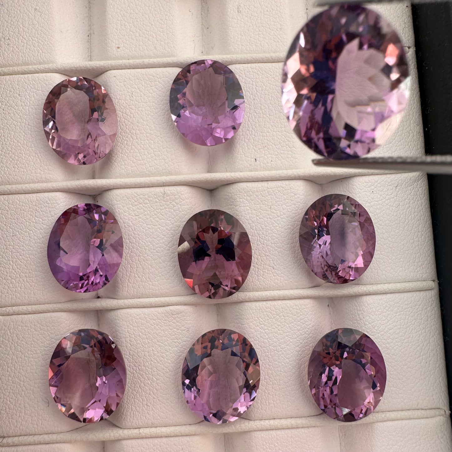 Faszinierende ovale Form aus violettem Amethyst mit schimmernden Facetten