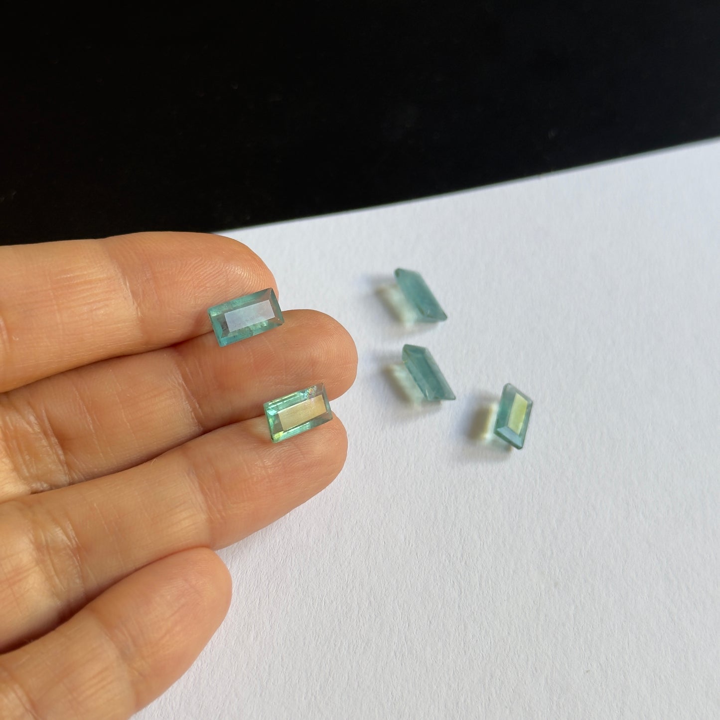Faszinierender seegrüner Apatit im Baguetteschliff, ca. 10 x 5 mm