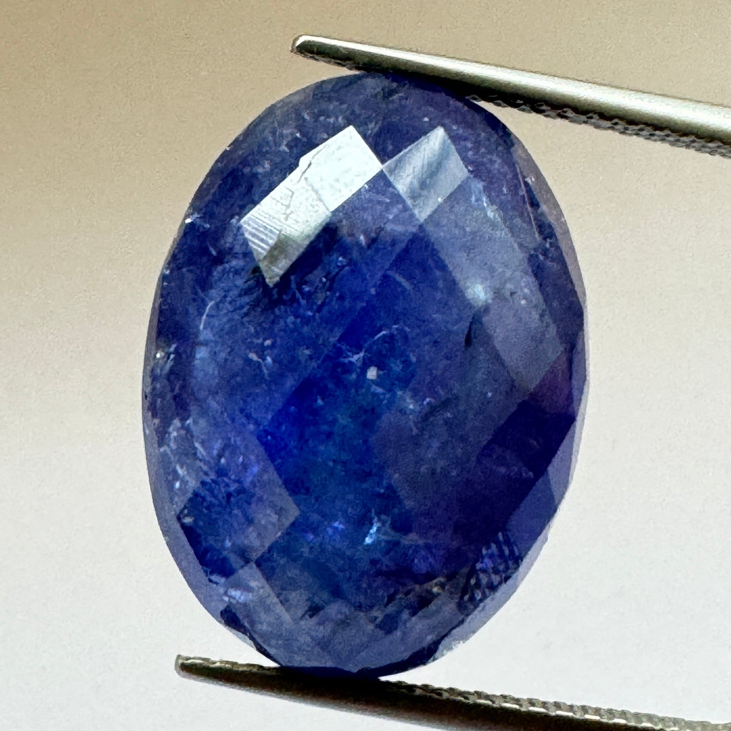 Tintenblauer Tansanit, ovaler Cabochon, facettiert, 19,3 mm x 14,2 mm, 20,75 ct