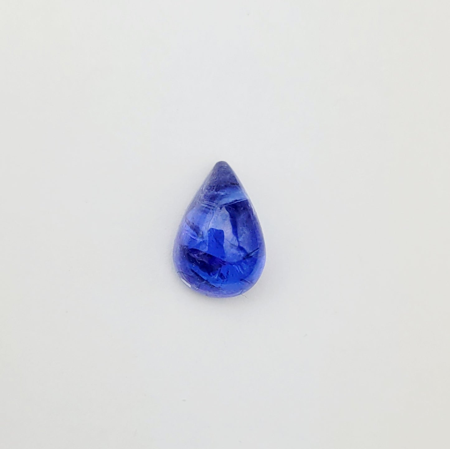 Tropfenförmiger Tansanit-Cabochon mit atemberaubender blauer, glänzend polierter Oberfläche