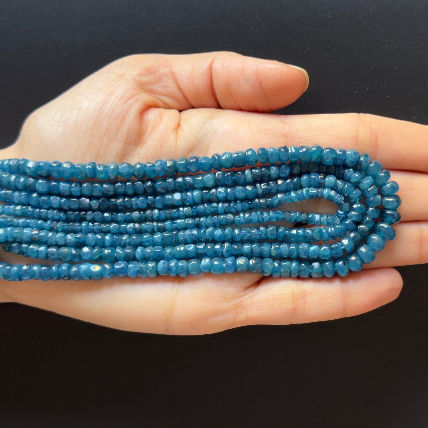 Wunderschöner blauer Apatit, handgeschliffen in ausgefallene Rondellperlen