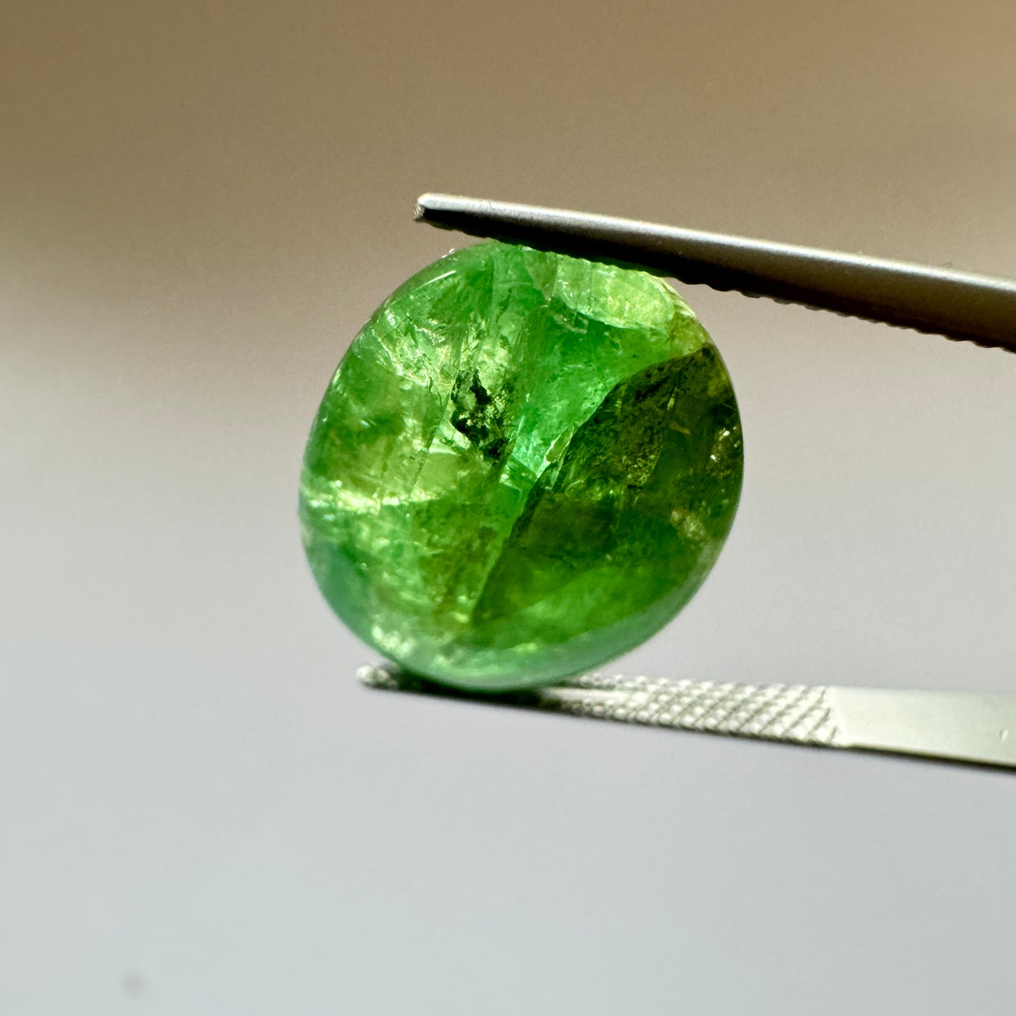 Experience the exoticism of natural Tsavorit 17,3mm x 13,0mm 17,12cts