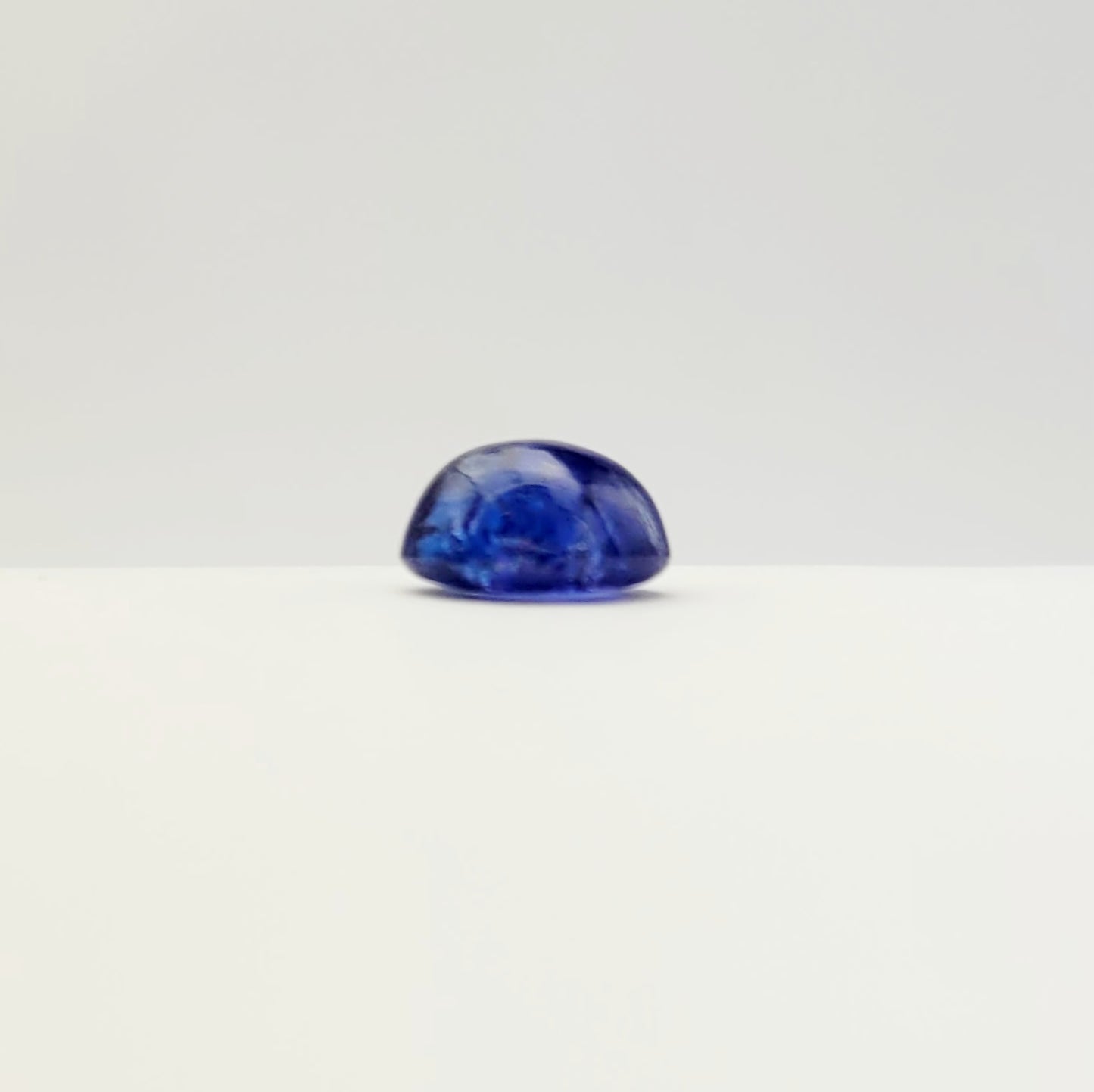 Einzigartiger Tansanit-Edelstein mit ovaler Form und intensiver blauer Farbe