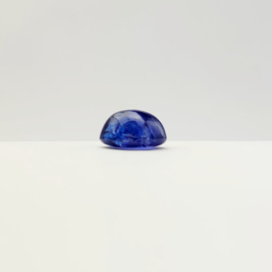 Einzigartiger Tansanit-Edelstein mit ovaler Form und intensiver blauer Farbe