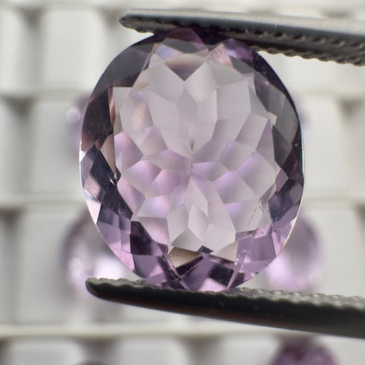 Amethyst, oval, facettiert, mit violettem Farbton, ca. 12 x 10 mm