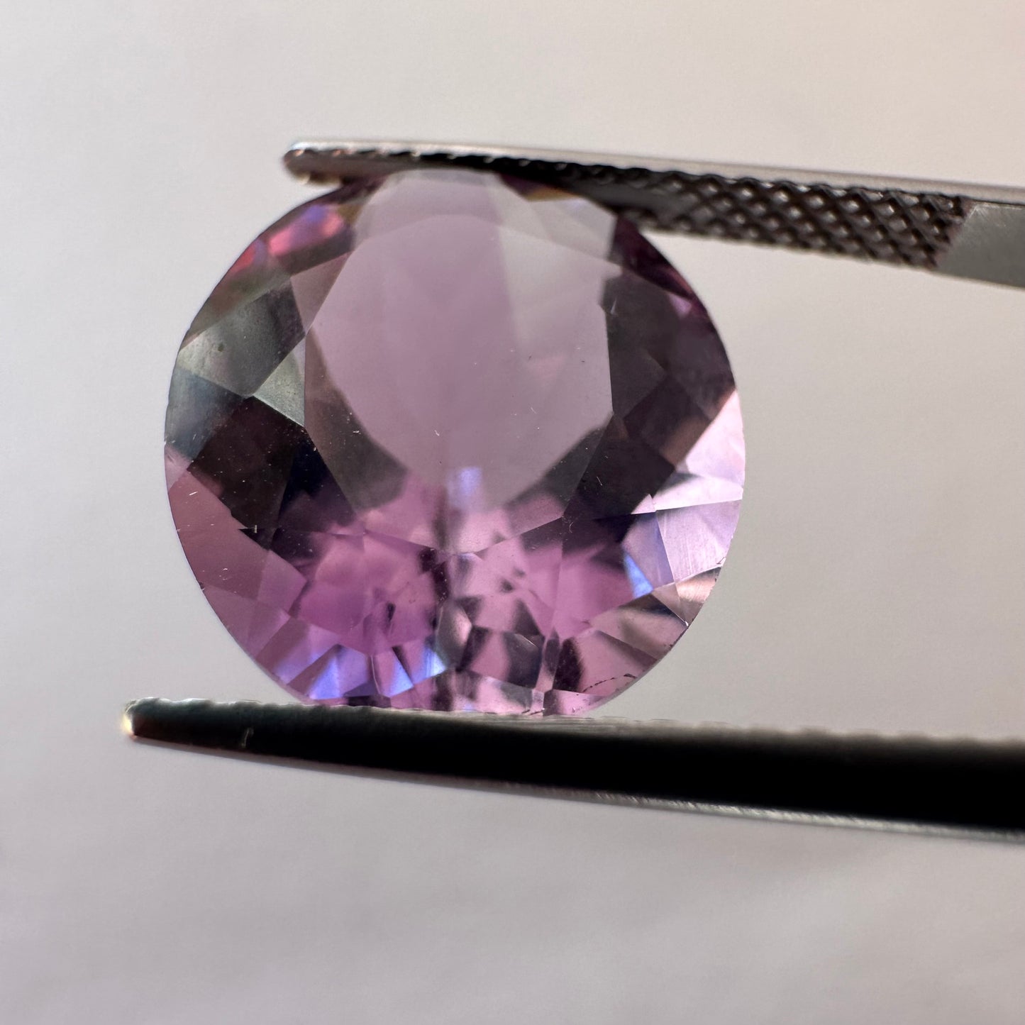 Faszinierende ovale Form aus violettem Amethyst mit schimmernden Facetten