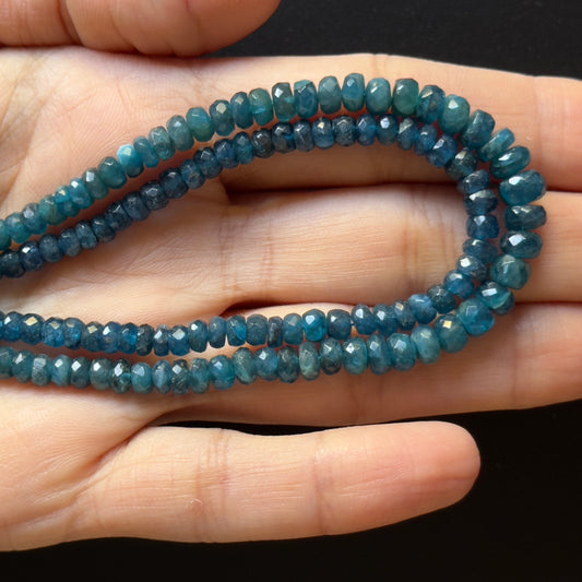 Natürlicher funkelnder Rondell-Apatit-Perlenstrang facettiert