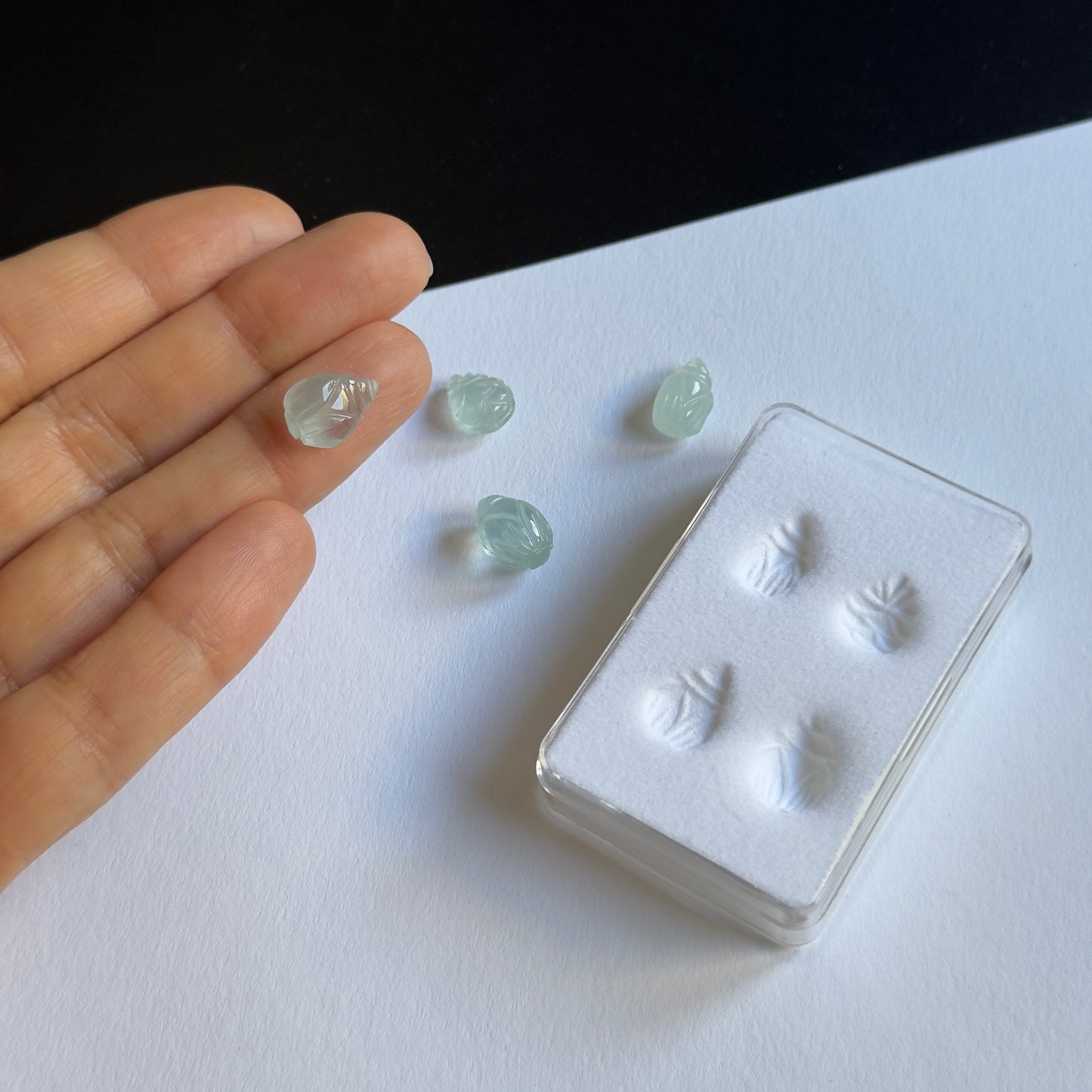 Zarte handgeschnitzte Aquamarin-Edelsteine, 4 Stück – 13,13 Karat, gebohrt (TR3)