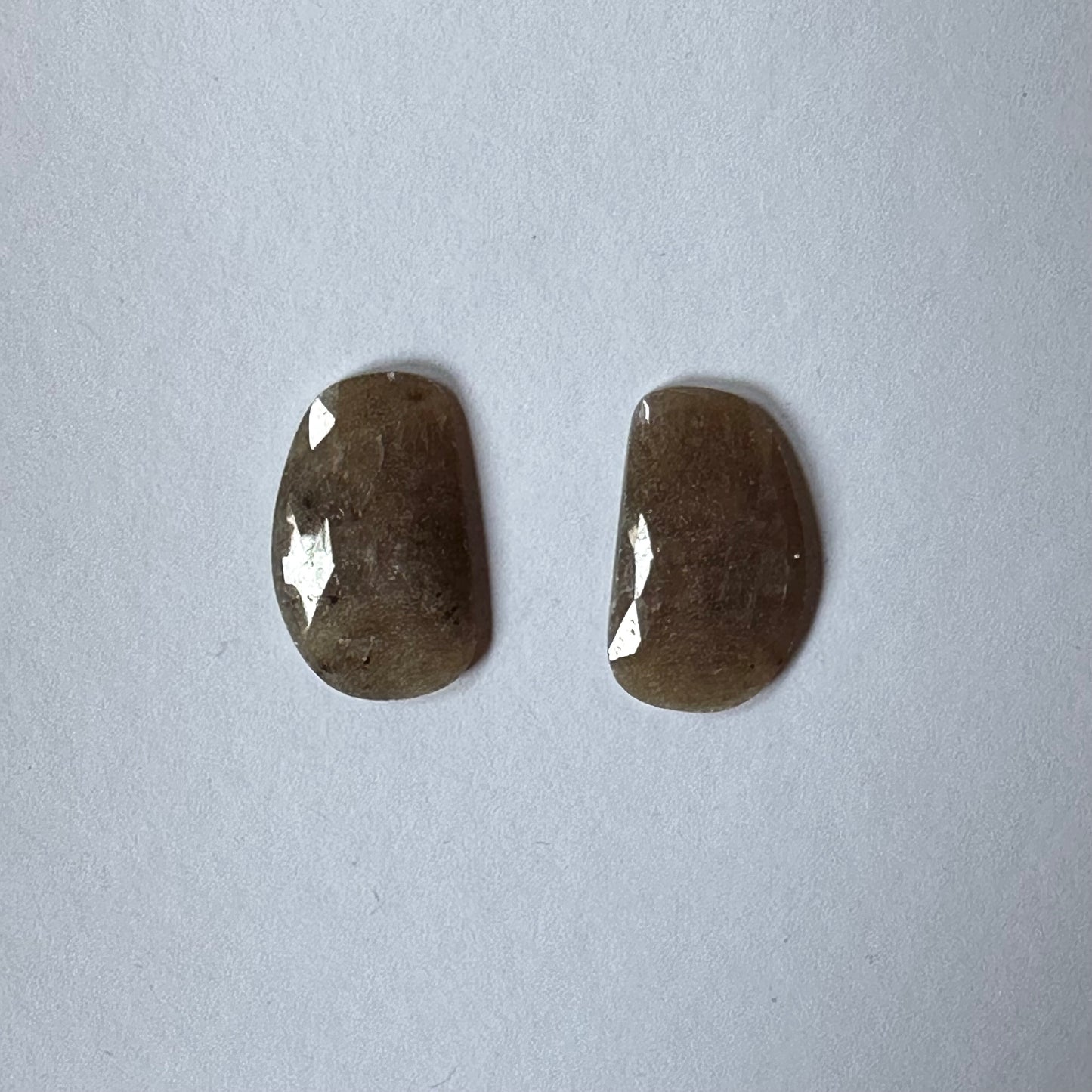 Brauner Saphir im Rosenschliff mit flachem Boden, Paar, sehr selten, 52,56 Karat