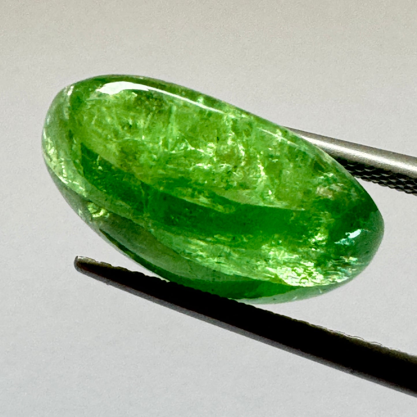 Experience the exoticism of natural Tsavorit 17,3mm x 13,0mm 17,12cts