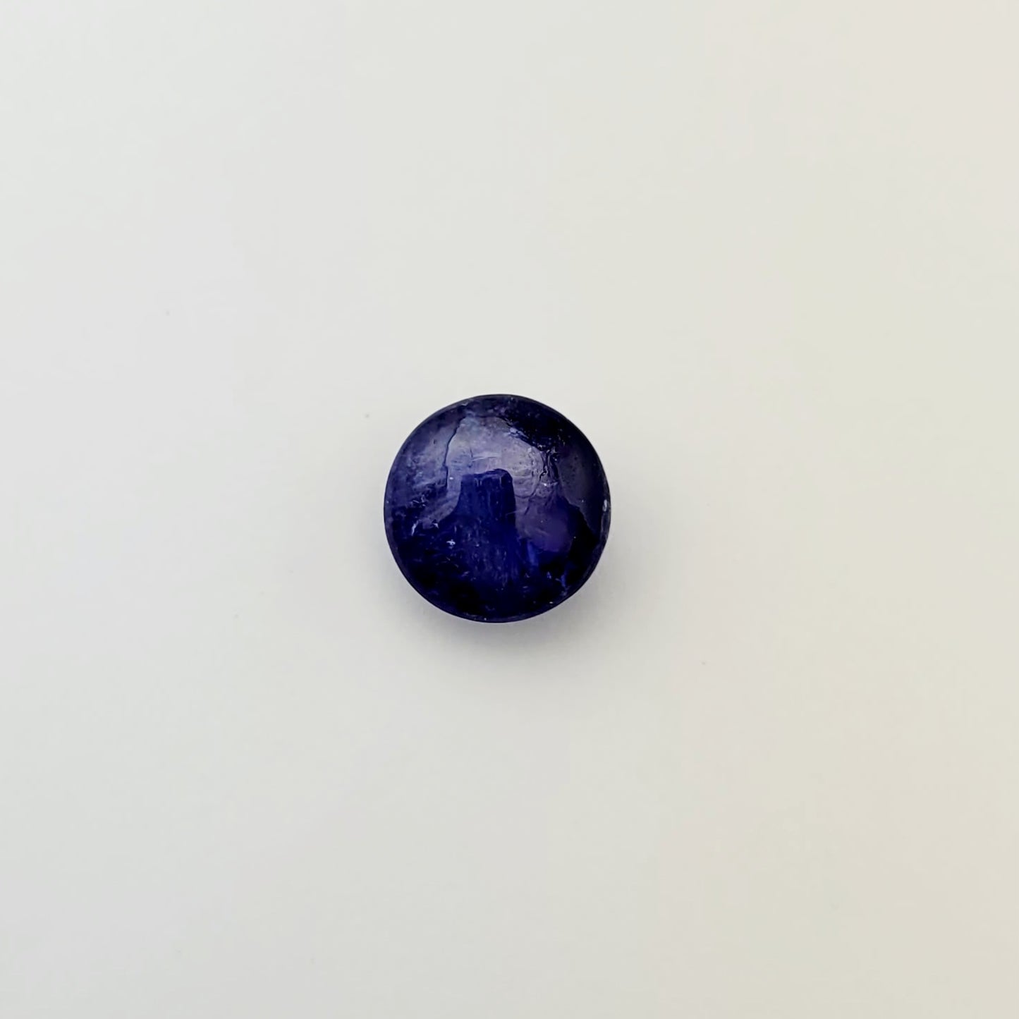 Fein gearbeiteter dunkelblauer Tansanit-Cabochon, rund