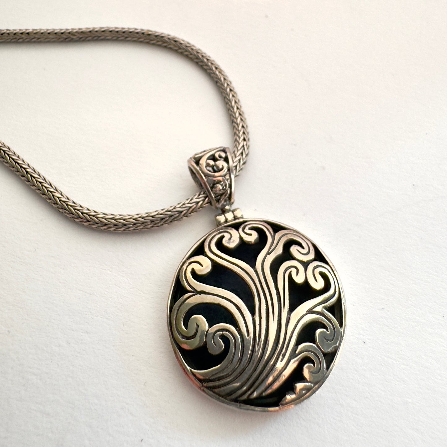 Handgefertigter Anhänger aus Sterlingsilber mit balinisierter Handwerkskunst, 4,5 cm