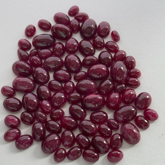 Rubin-Cabochons, verschiedene Größen, ca. 15 Karat pro Beutel