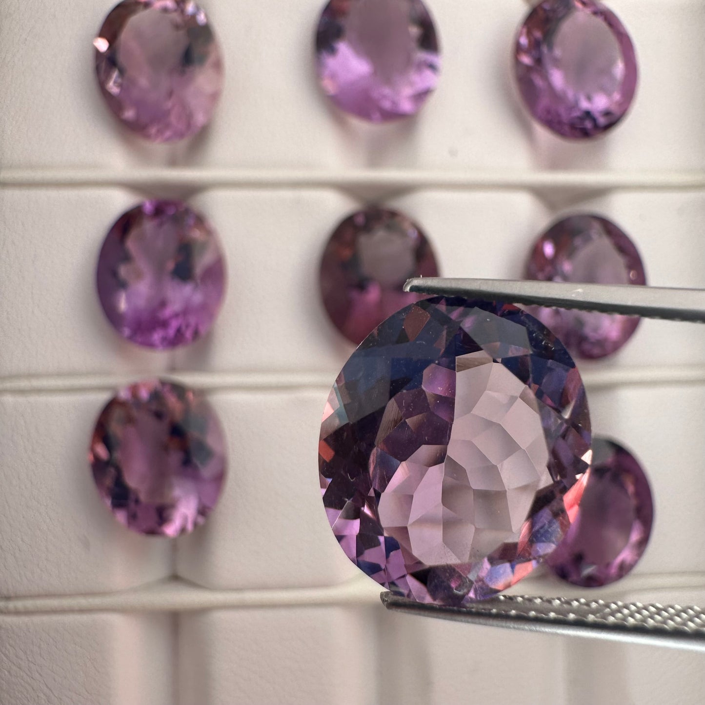 Faszinierende ovale Form aus violettem Amethyst mit schimmernden Facetten