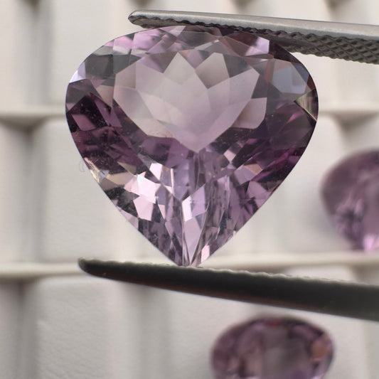 Einzigartiger Amethyst im Trillionschliff mit Facettenschliff
