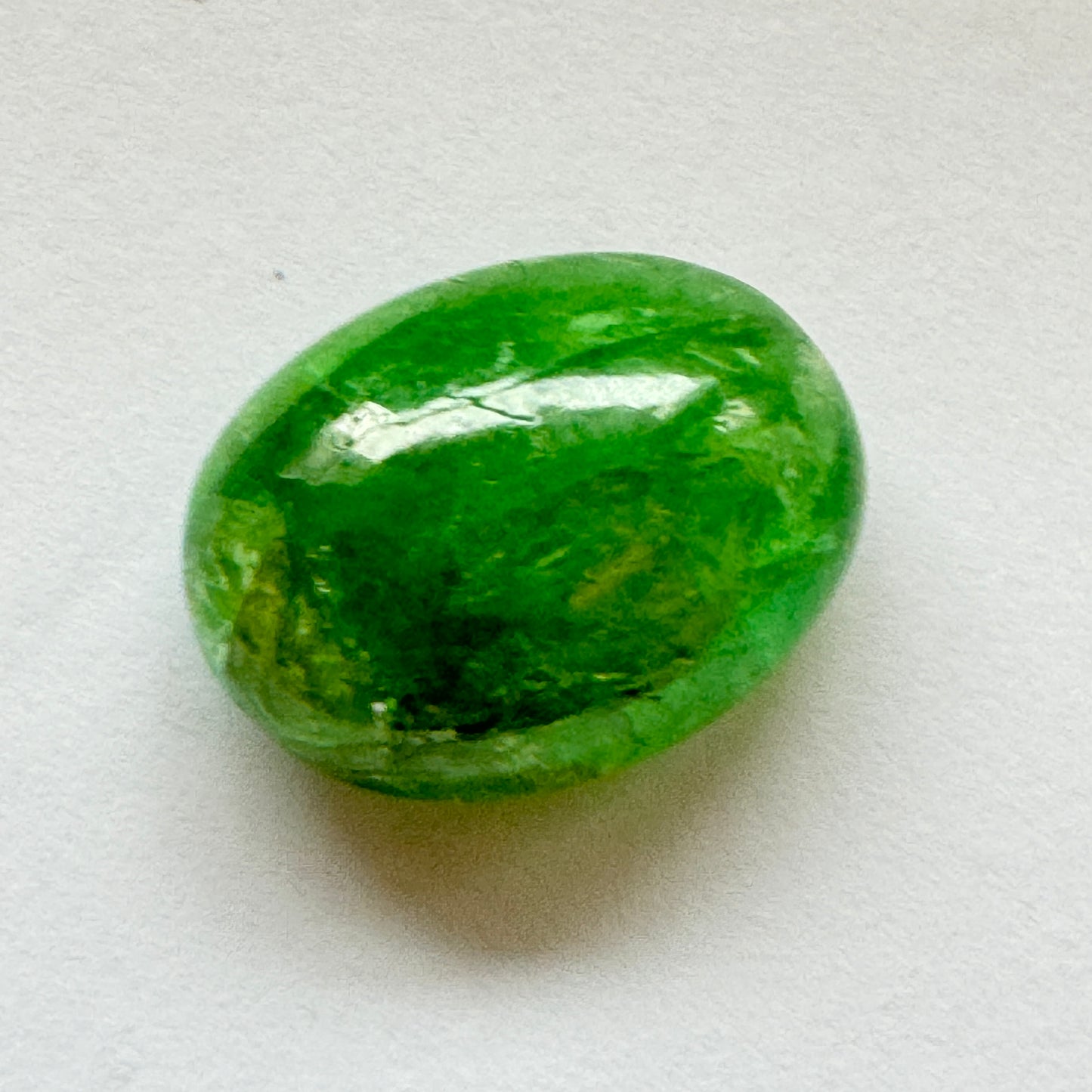 Experience the exoticism of natural Tsavorit 17,3mm x 13,0mm 17,12cts