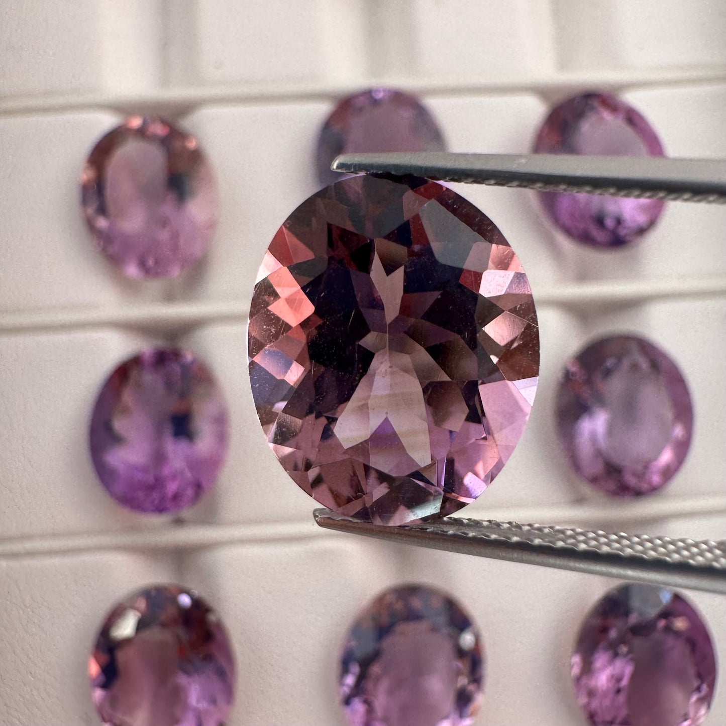 Faszinierende ovale Form aus violettem Amethyst mit schimmernden Facetten