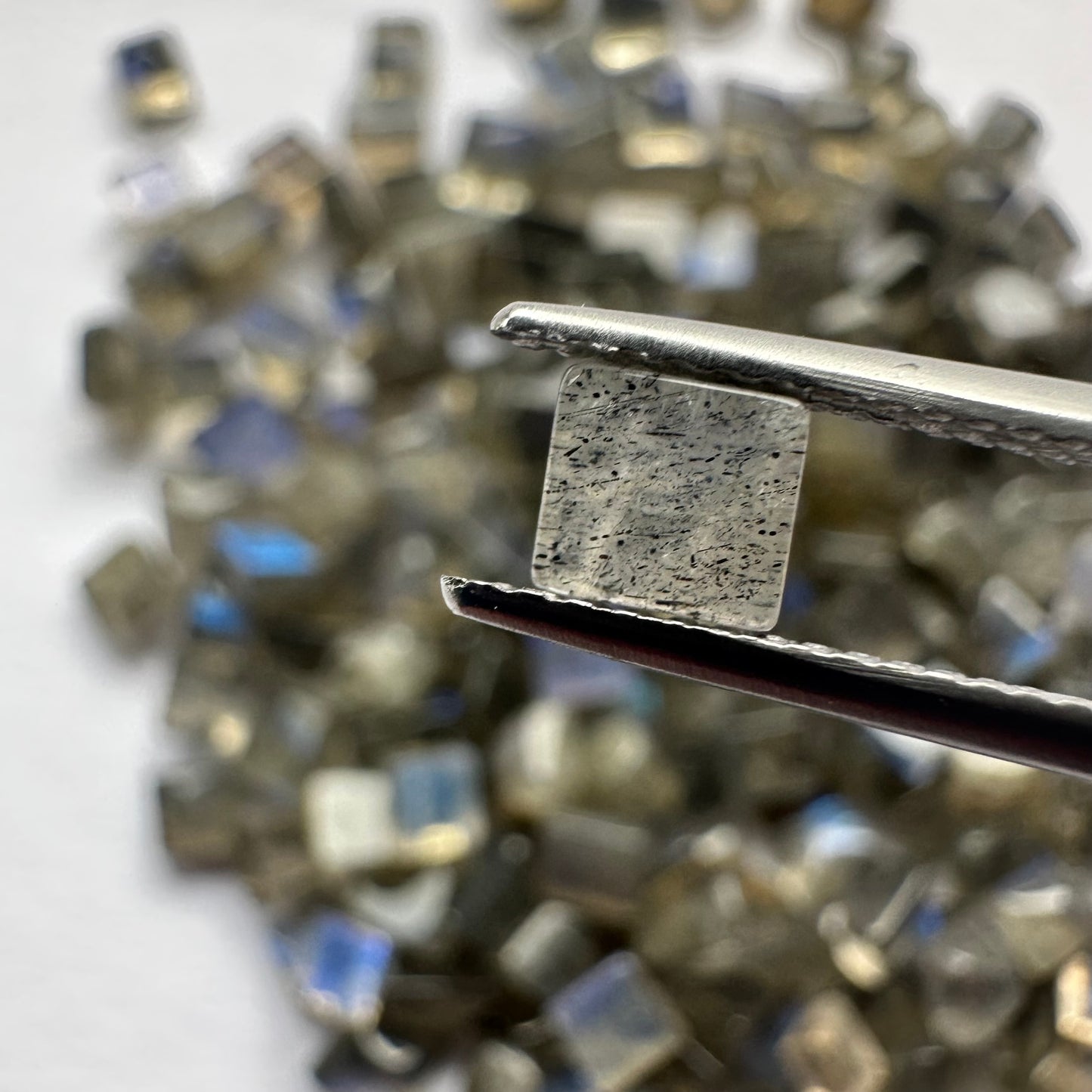 Labradorit, quadratischer Cabochon, glänzende blaue Opaleszenz, 29 g pro Beutel