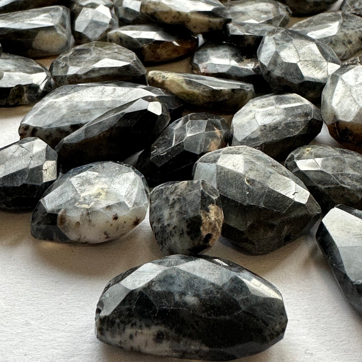 10 lose Perlen Dendrit Opal grauweiß seltener Fund - gebohrt