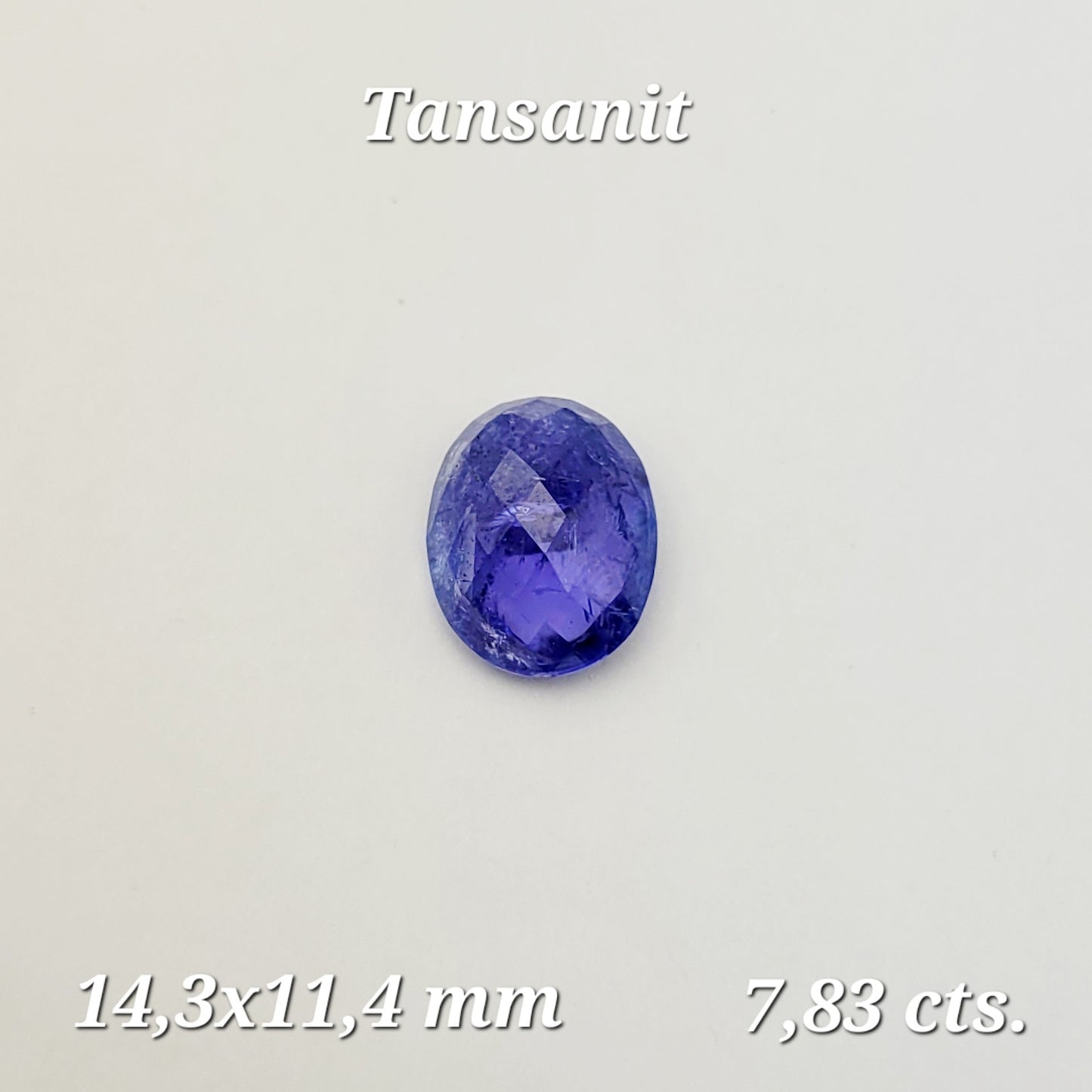 Fachmännisch gefertigter Tansanit-Cabochon im Rosenschliff